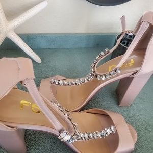 Nude and rhinestones F5J 9.5 beautiful heels
